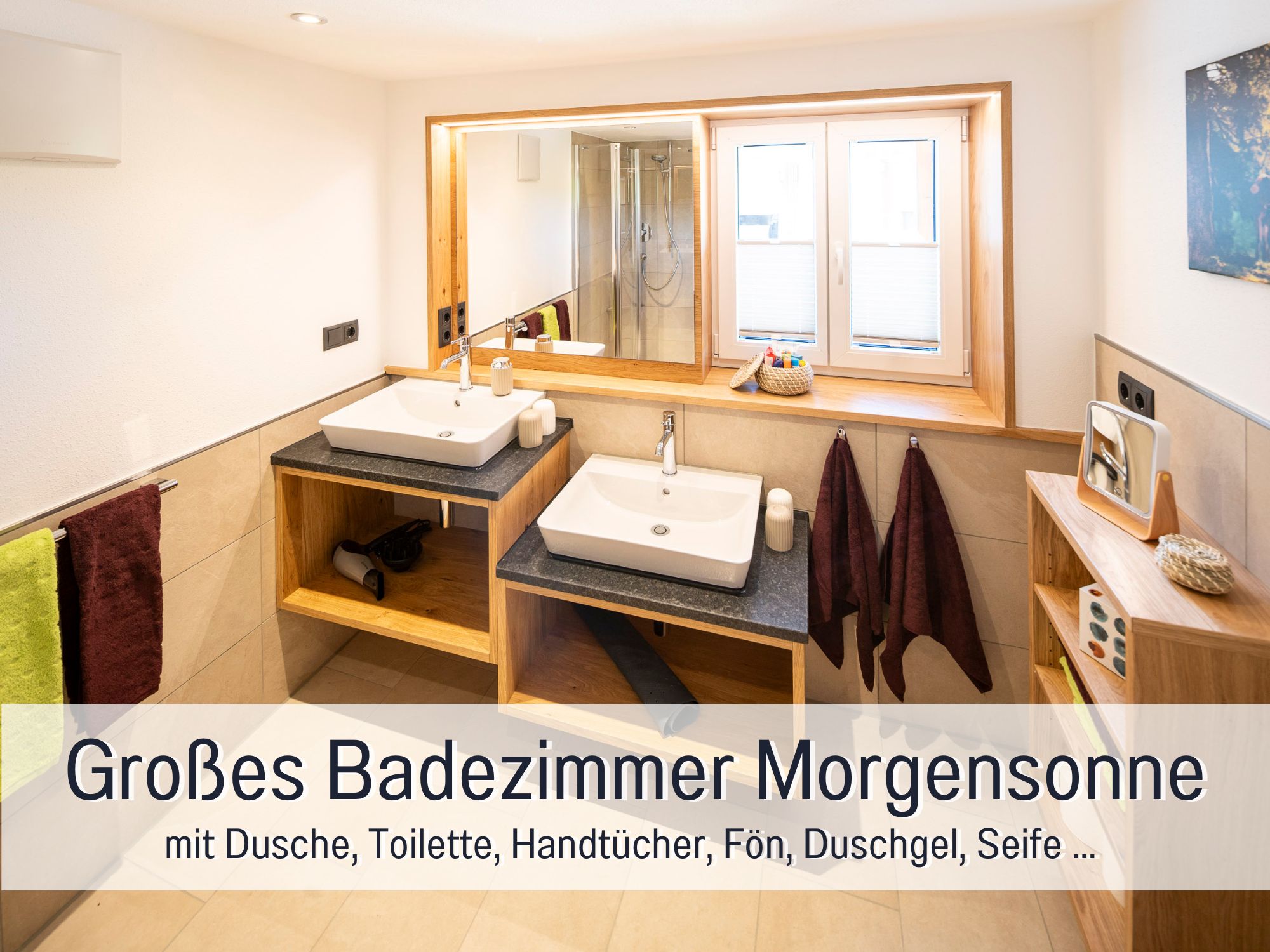 Modernes Badezimmer mit zwei Waschbecken, Dusche, Tageslichtfenster und Handtuchausstattung – Ferienwohnung Morgensonne im Allgäu