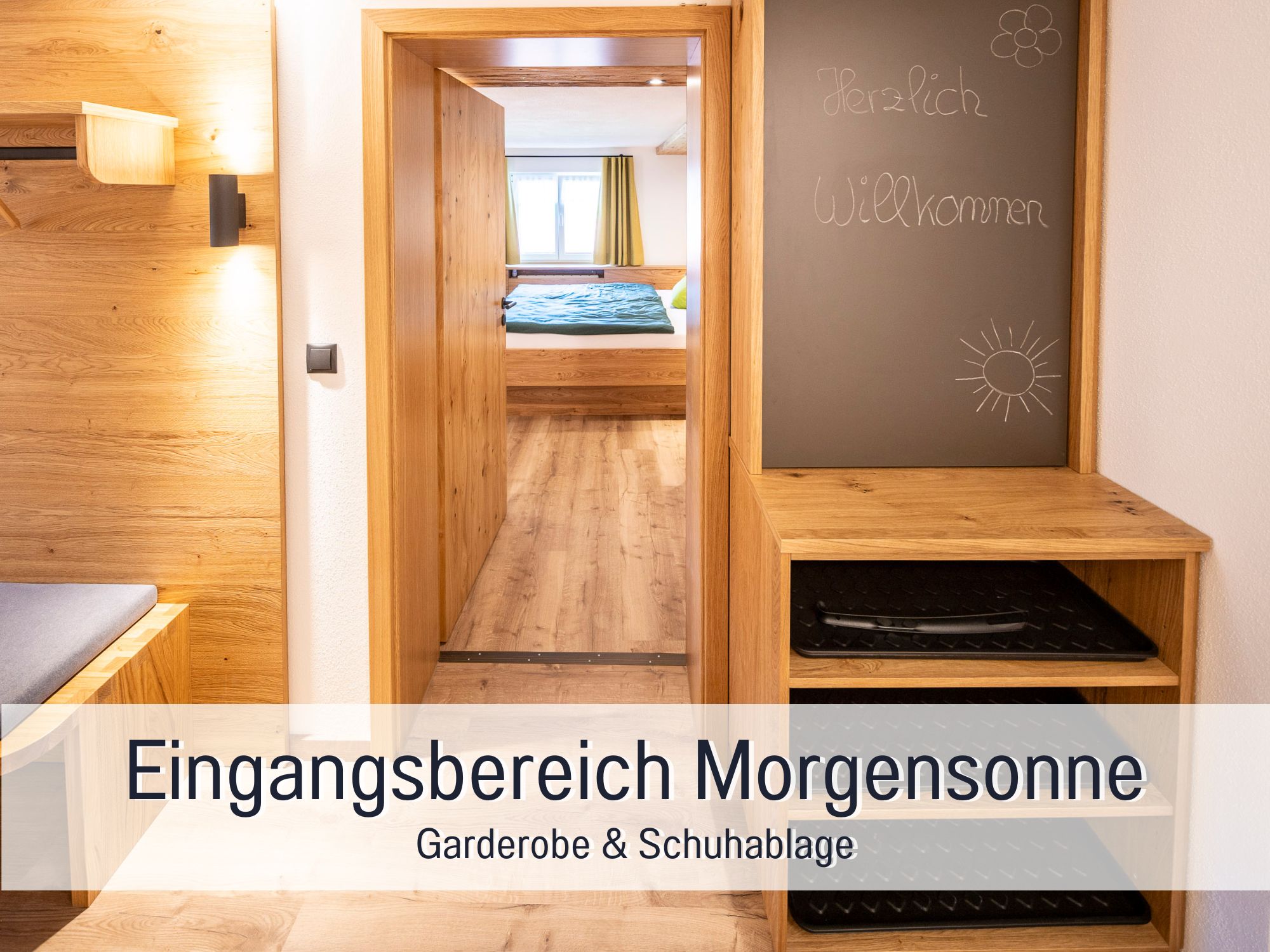 Heller Eingangsbereich der Ferienwohnung Morgensonne mit Garderobe und Schuhablage im Ferienhof Eger, Allgäu