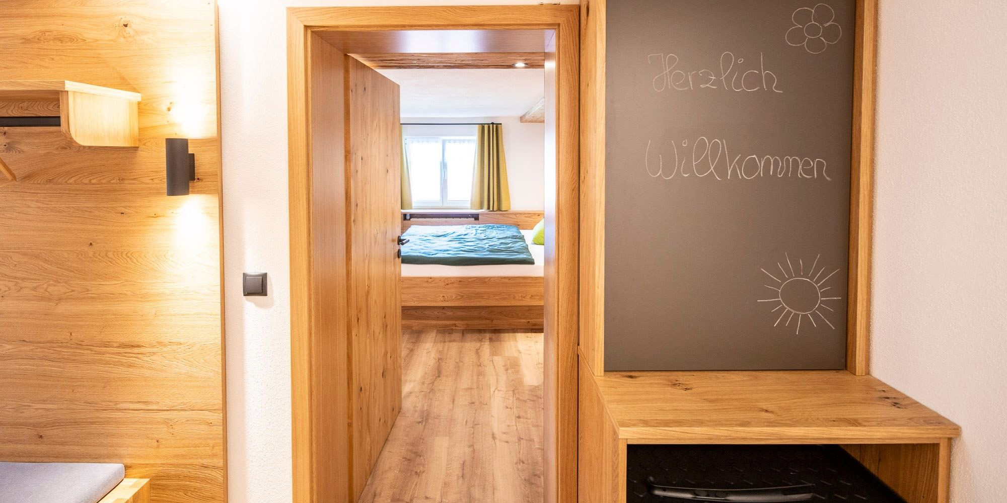 Heller Eingangsbereich der Ferienwohnung Morgensonne mit Garderobe und Schuhablage im Ferienhof Eger, Allgäu