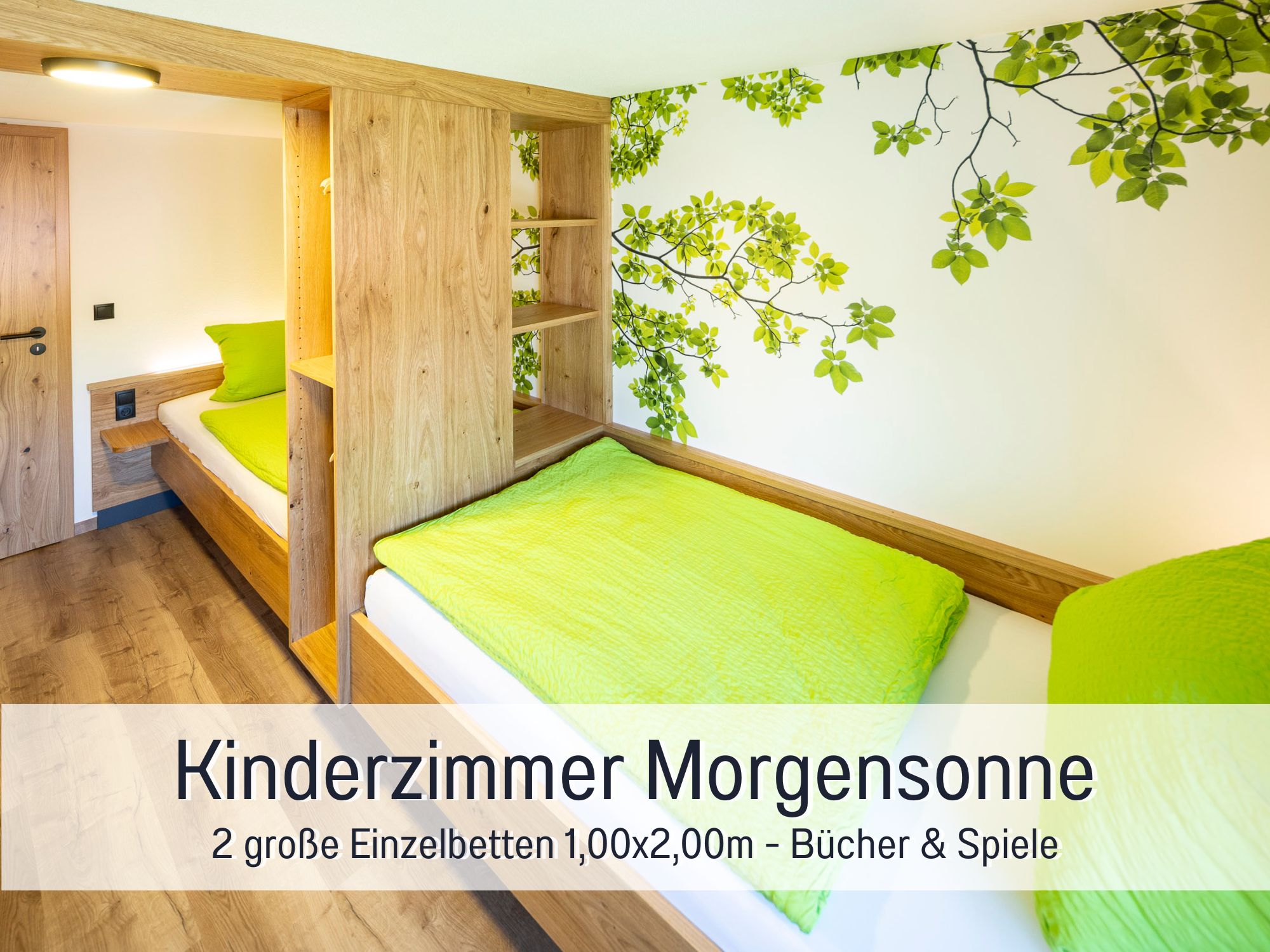 Helles Kinderzimmer mit zwei großen Einzelbetten, Regal, Spielecke und Wandmotiv mit Blättern – Ferienwohnung Morgensonne im Allgäu