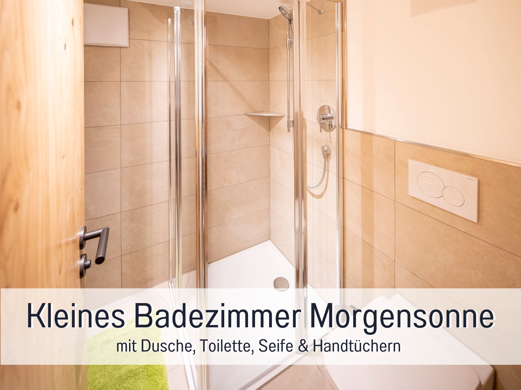 Zweites Badezimmer mit Dusche, Toilette und Handtuchausstattung in der Ferienwohnung Morgensonne im Allgäu