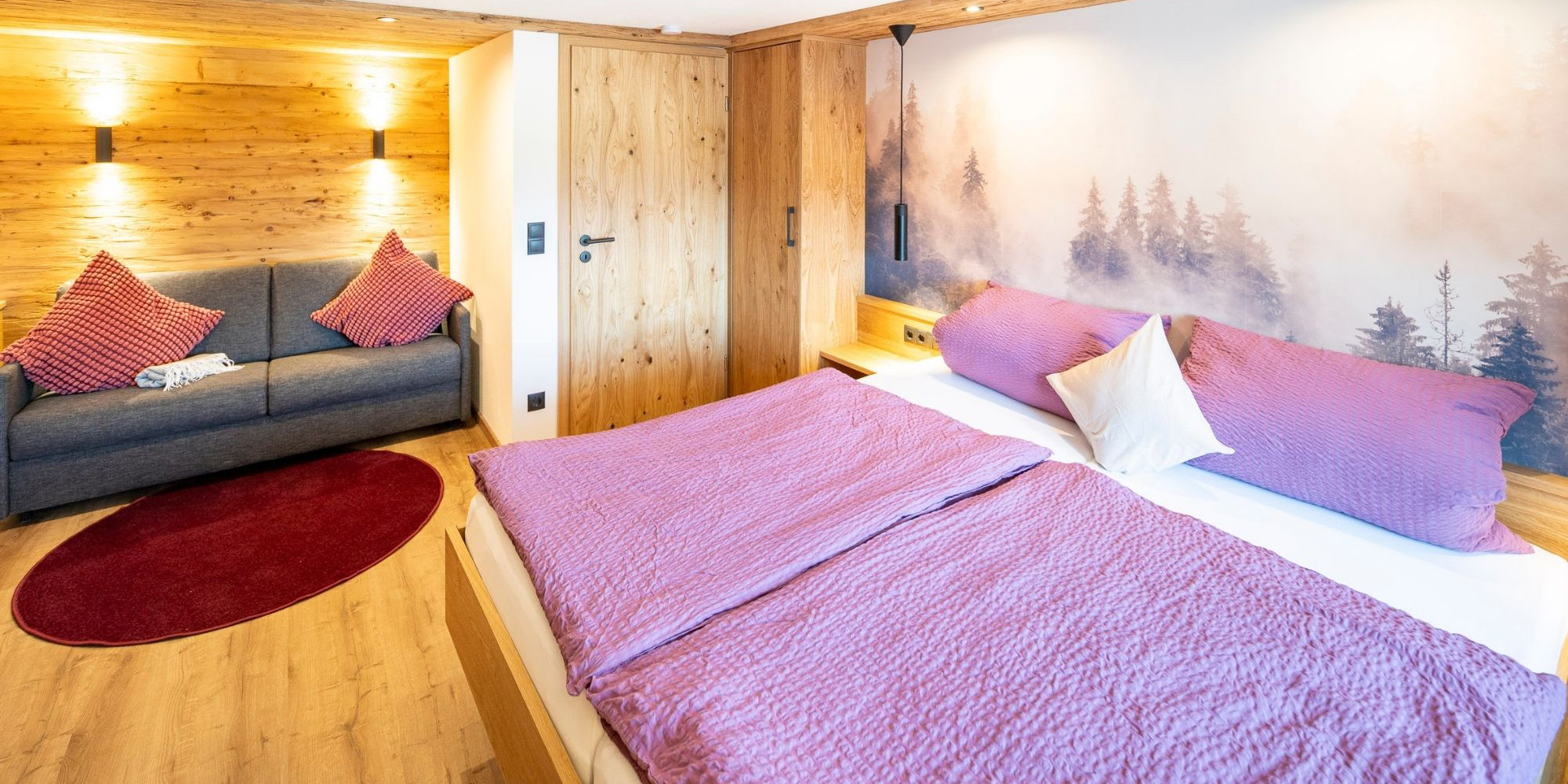 Gemütliches Schlafzimmer mit Doppelbett, Ausziehcouch und SAT-TV im Holzstil – Ferienwohnung Morgensonne, Allgäu