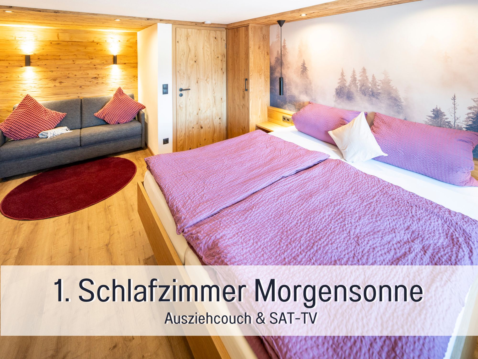 Gemütliches Schlafzimmer mit Doppelbett, Ausziehcouch und SAT-TV im Holzstil – Ferienwohnung Morgensonne, Allgäu