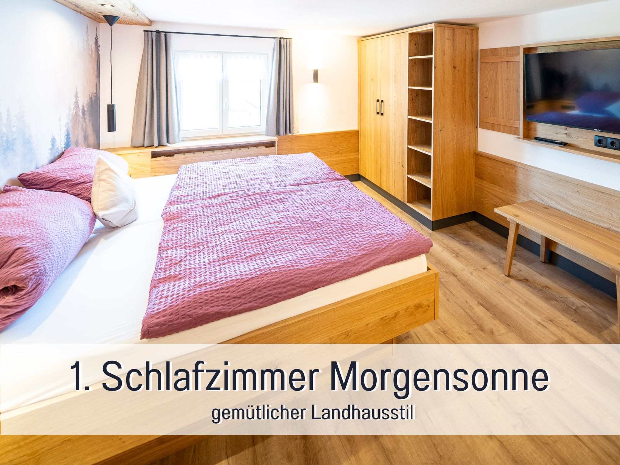 Helles Schlafzimmer im gemütlichen Landhausstil mit Holzbettrahmen, Schrank und TV – Ferienwohnung Morgensonne im Allgäu