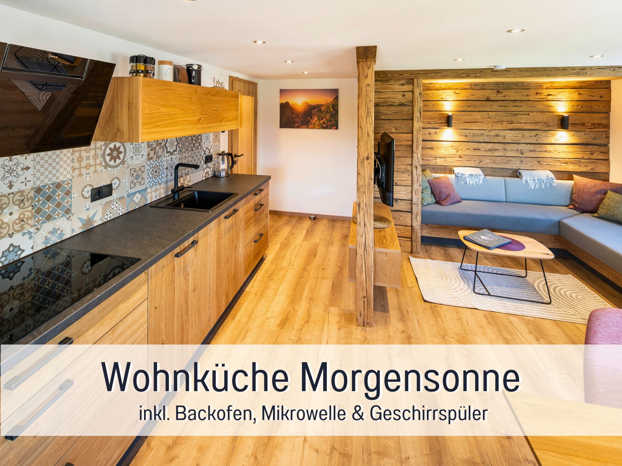 Stilvolle Wohnküche der Ferienwohnung Morgensonne mit Holzfronten, Sofa-Ecke und moderner Ausstattung auf dem Ferienhof Eger im Allgäu