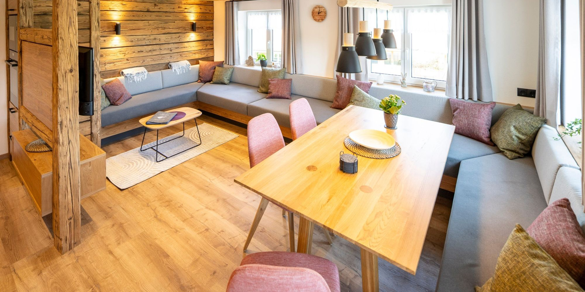 Große Wohnküche mit gemütlicher Eckbank, Esstisch, SAT-TV und viel Tageslicht – Ferienwohnung Morgensonne im Allgäu