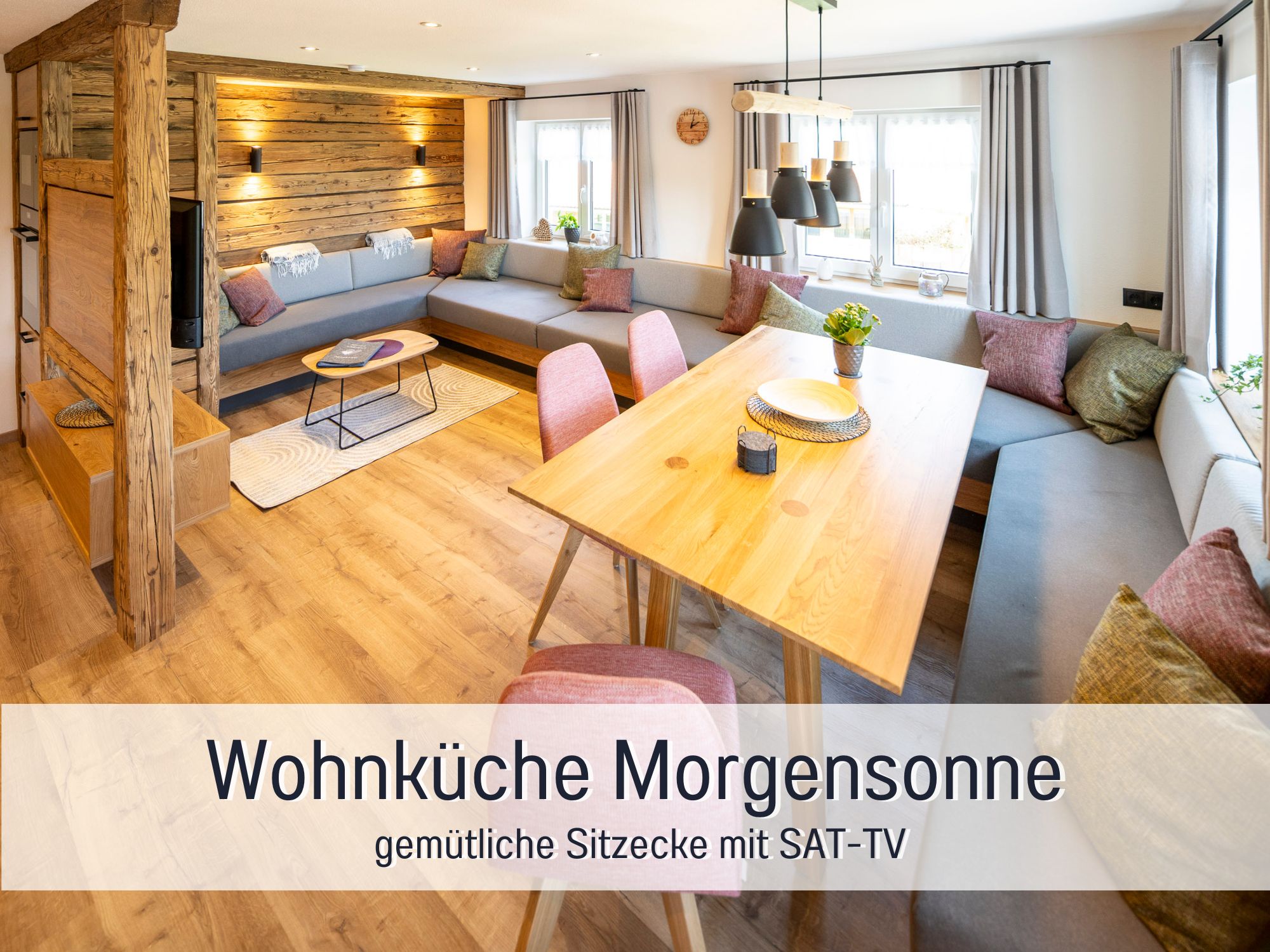 Große Wohnküche mit gemütlicher Eckbank, Esstisch, SAT-TV und viel Tageslicht – Ferienwohnung Morgensonne im Allgäu
