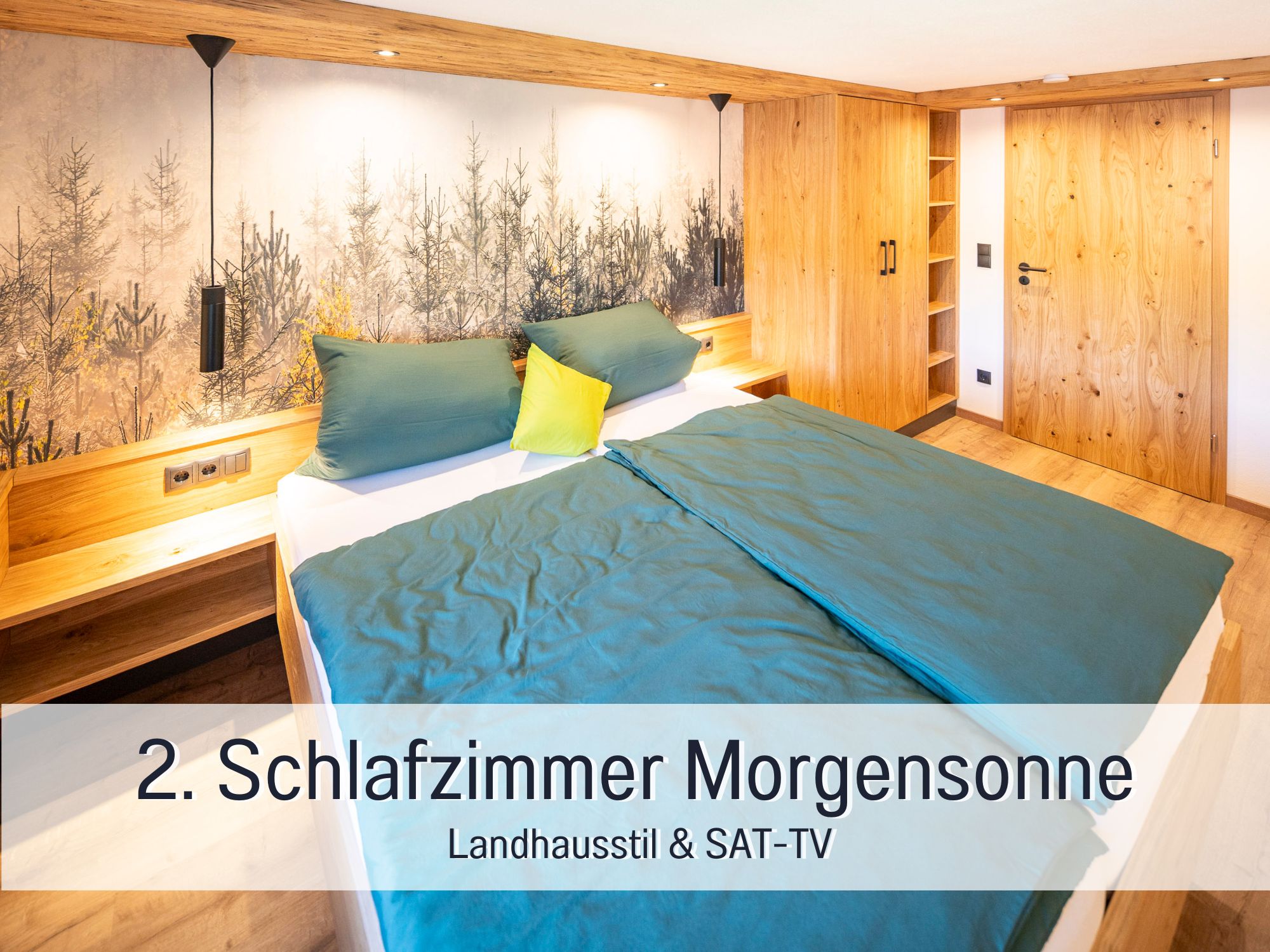 Zweites Schlafzimmer im Landhausstil mit Doppelbett, TV und Naturtapete – Ferienwohnung Morgensonne, Allgäu