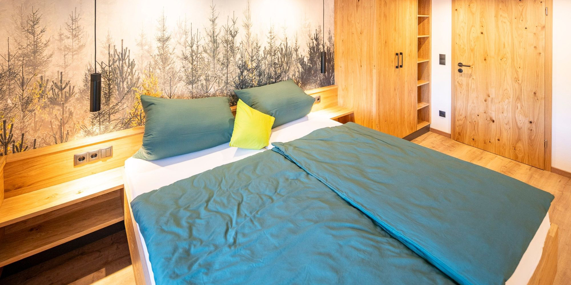 Zweites Schlafzimmer im Landhausstil mit Doppelbett, TV und Naturtapete – Ferienwohnung Morgensonne, Allgäu