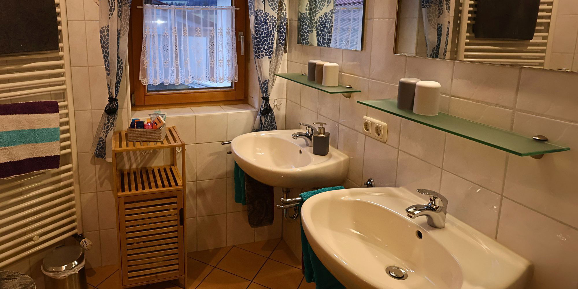 Modernes Badezimmer der Ferienwohnung Waldblick mit Dusche, Fön, Waschbecken, Spiegel & Handtuchwärmer – komfortabel ausgestattet für den Familienurlaub im Allgäu