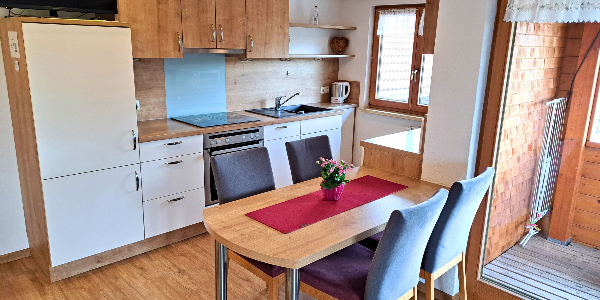 Komplett ausgestattete Wohnküche in der Ferienwohnung Waldblick – komfortabel & familienfreundlich