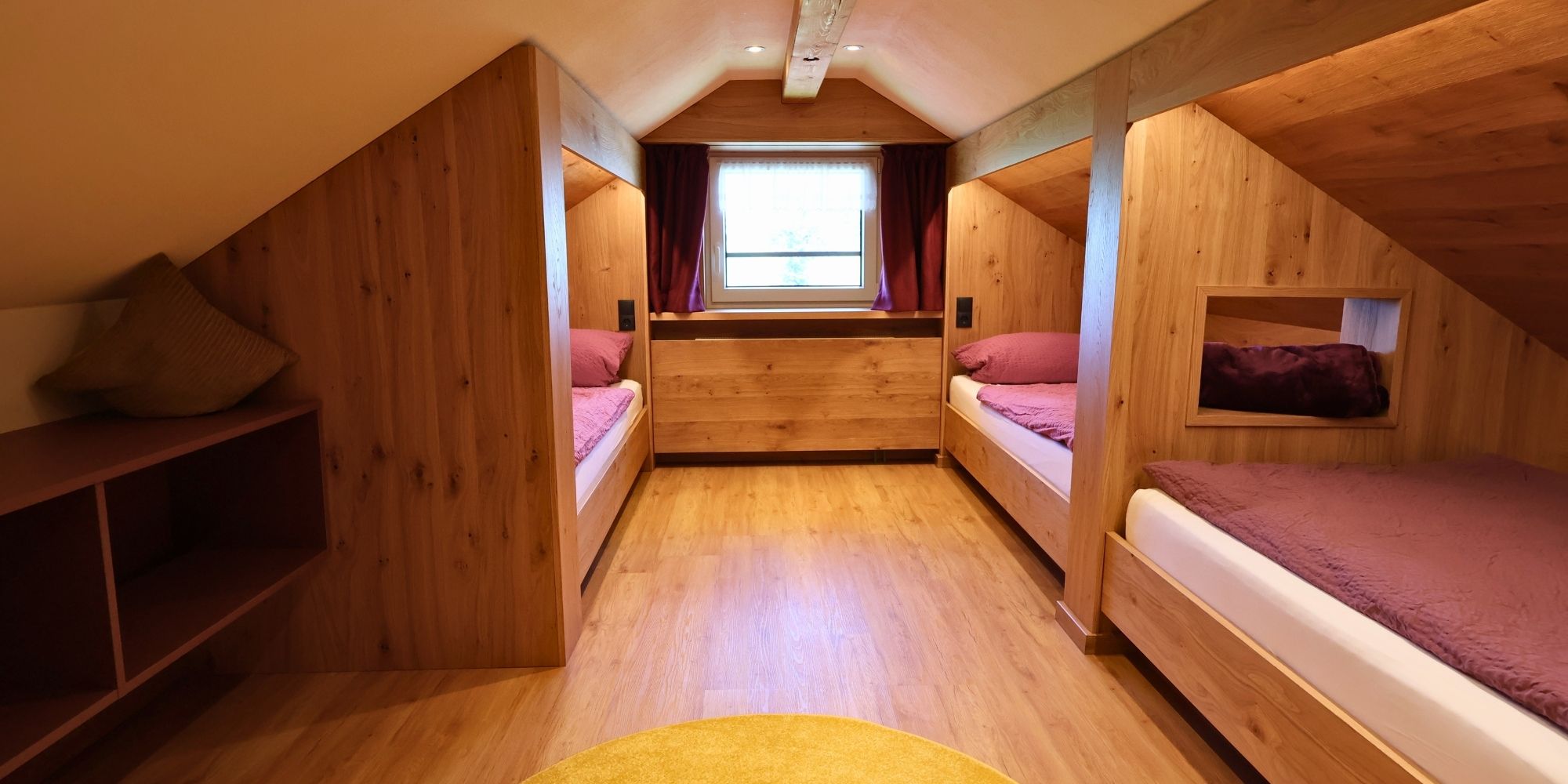 Gemütliches Kinderzimmer mit Schlafkojen für Familien auf dem Ferienhof Eger im Allgäu
