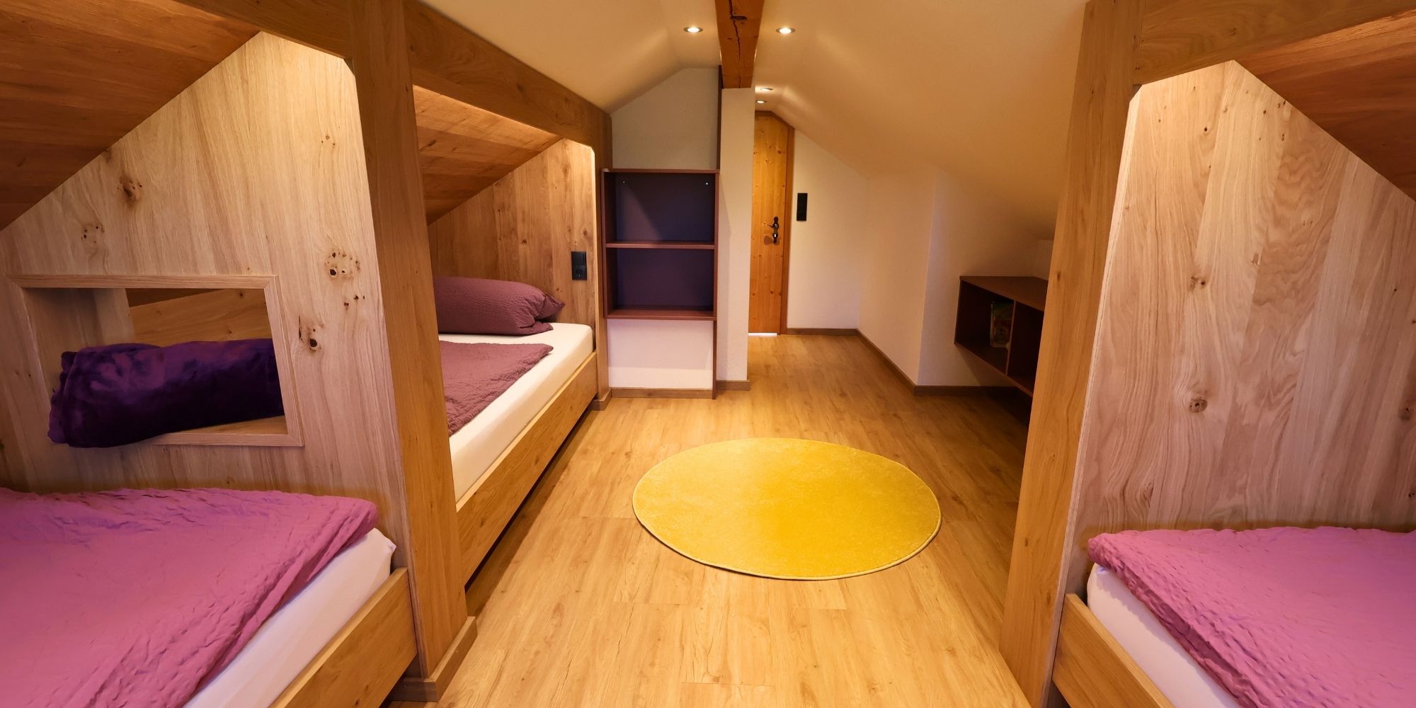 Gemütliches Kinderzimmer mit Schlafkojen in der familienfreundlichen Ferienwohnung auf dem Ferienhof Eger im Allgäu