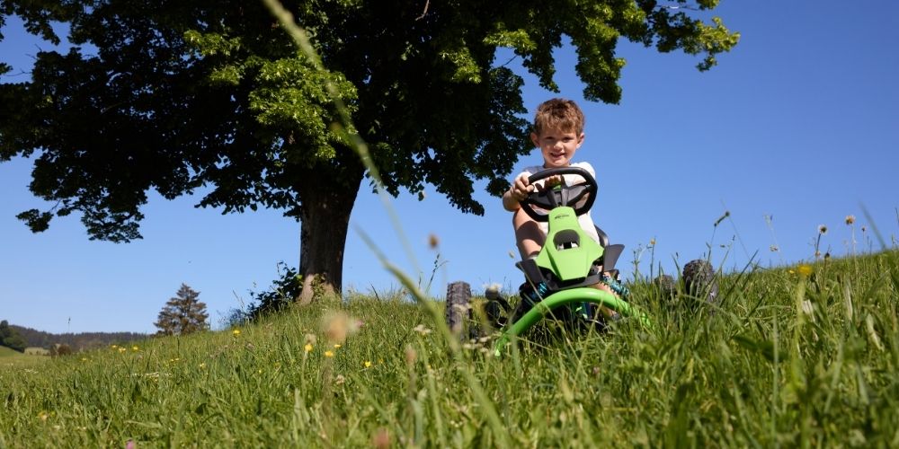 Kind fährt Go-Kart auf dem Ferienhof Eger – Bauernhofurlaub mit viel Platz zum Spielen im Allgäu