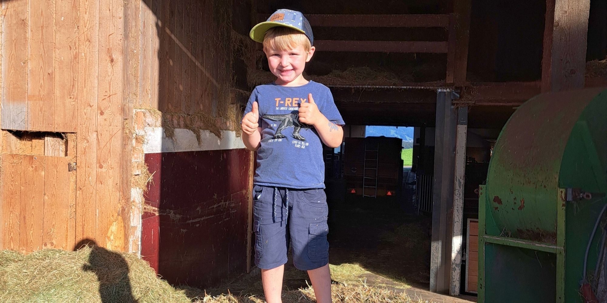 Kind hilft im Stall auf dem Ferienhof Eger und erlebt echten Bauernhofurlaub mit Tieren