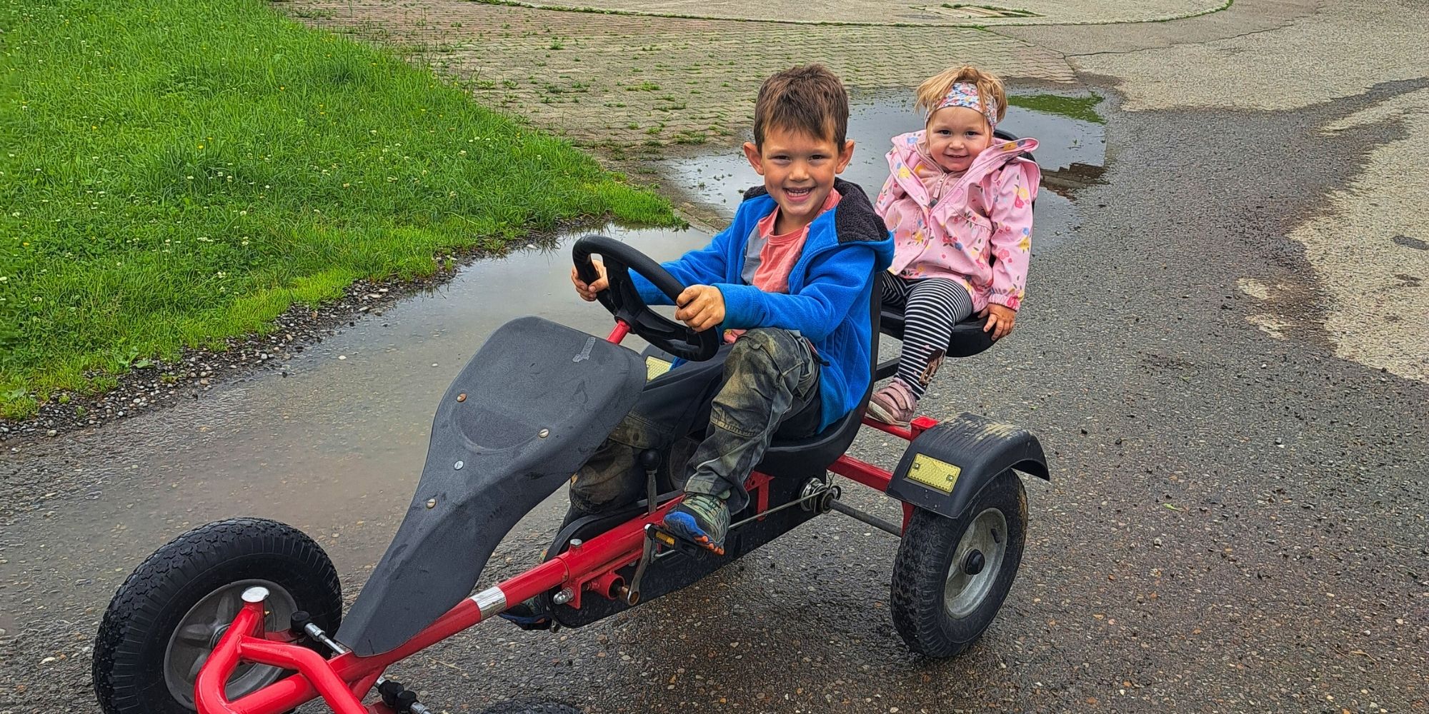 Kinder fahren Go-Kart auf dem Ferienhof Eger – Bauernhofurlaub und Familienurlaub mit viel Platz zum Spielen für Kinder